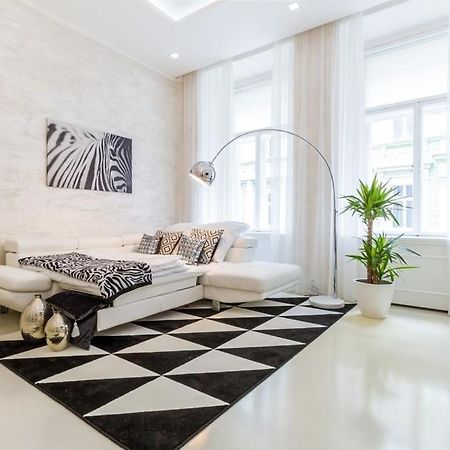 Stylish Apartment 5 Minutes Walk From City Center Praha Bagian luar foto