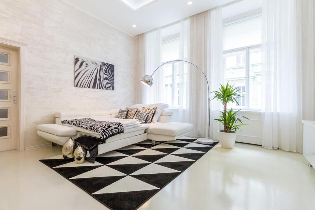 Stylish Apartment 5 Minutes Walk From City Center Praha Bagian luar foto