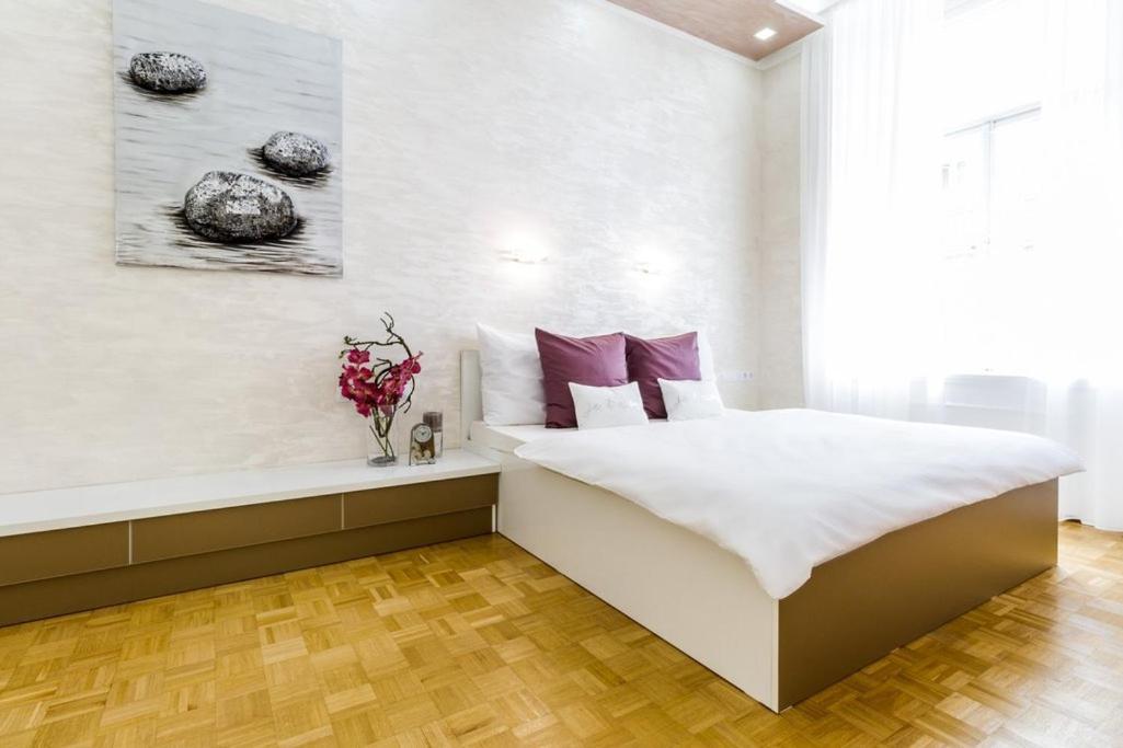 Stylish Apartment 5 Minutes Walk From City Center Praha Bagian luar foto