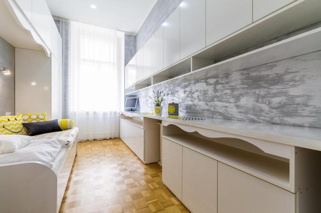 Stylish Apartment 5 Minutes Walk From City Center Praha Bagian luar foto