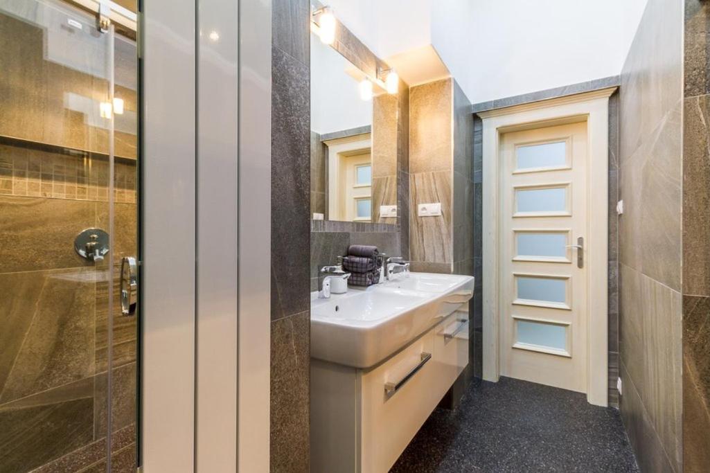 Stylish Apartment 5 Minutes Walk From City Center Praha Bagian luar foto