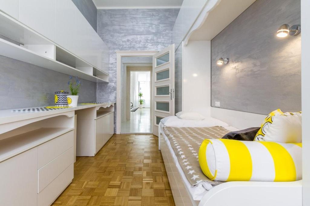 Stylish Apartment 5 Minutes Walk From City Center Praha Bagian luar foto