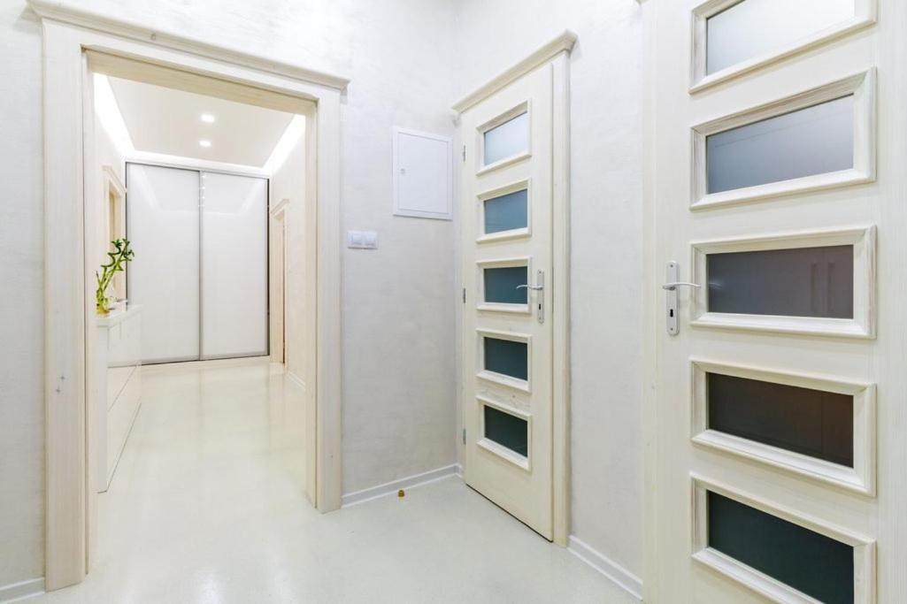 Stylish Apartment 5 Minutes Walk From City Center Praha Bagian luar foto