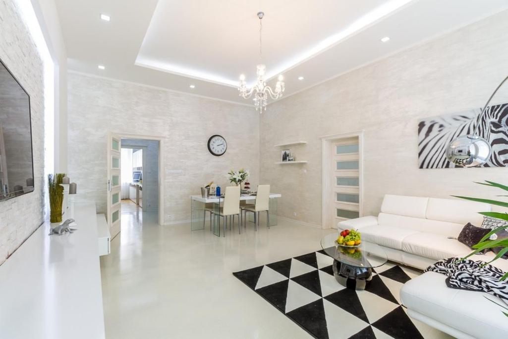 Stylish Apartment 5 Minutes Walk From City Center Praha Bagian luar foto