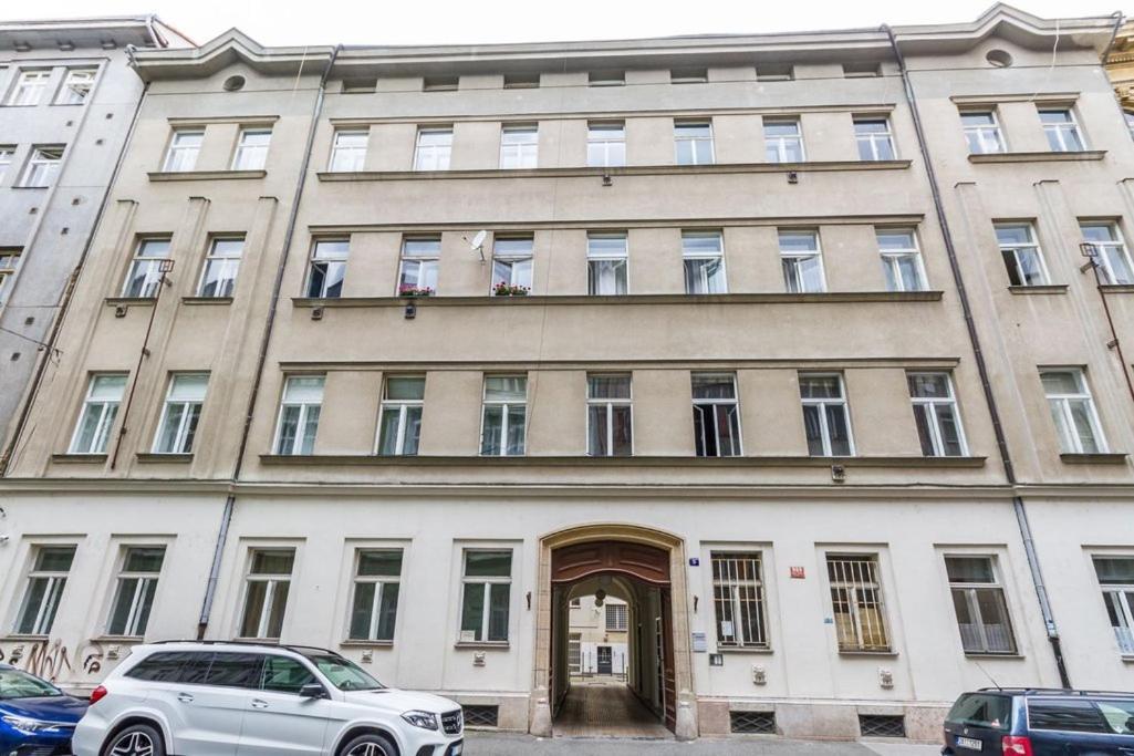 Stylish Apartment 5 Minutes Walk From City Center Praha Bagian luar foto