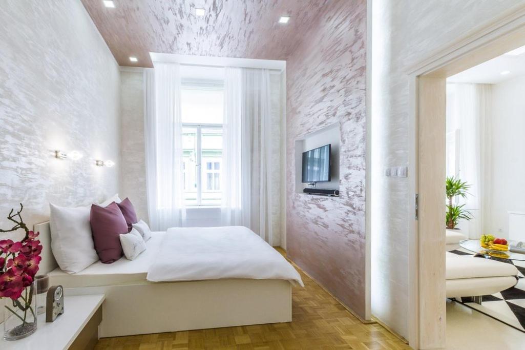 Stylish Apartment 5 Minutes Walk From City Center Praha Bagian luar foto