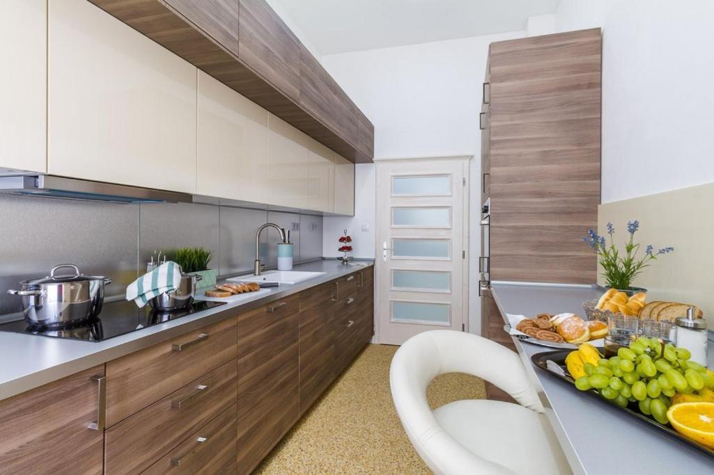 Stylish Apartment 5 Minutes Walk From City Center Praha Bagian luar foto