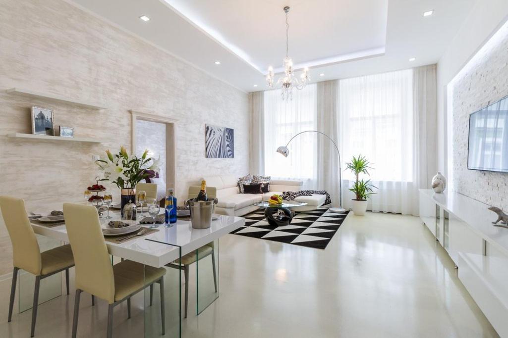 Stylish Apartment 5 Minutes Walk From City Center Praha Bagian luar foto