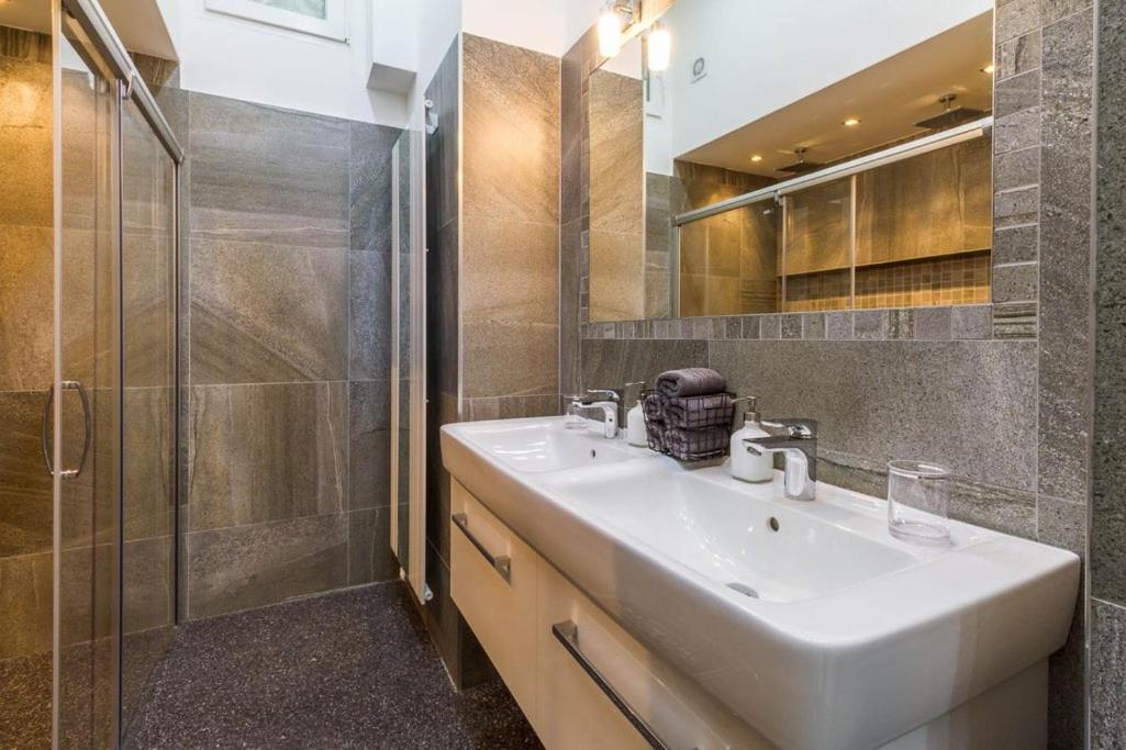 Stylish Apartment 5 Minutes Walk From City Center Praha Bagian luar foto